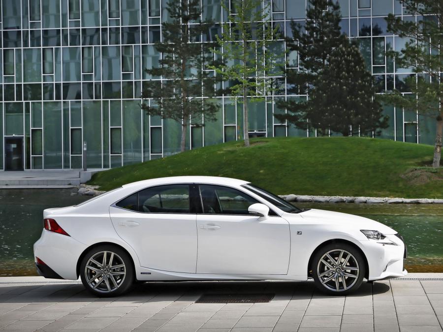  Lexus IS300h F-Sport 2013 года  (EU) (фото 10 из 16)